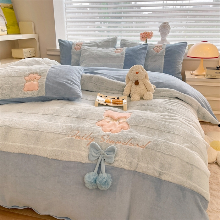 91家纺网 家纺一手货源 找家纺 绒棉世家 2025新款A类獭兔毛高端兔兔绒工艺款四件套-小熊系列 蝴蝶小熊-蓝