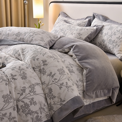 91家纺网 家纺一手货源 找家纺 （总）迪梦姿家纺 2025新款立体雕花牛奶绒宽边四件套