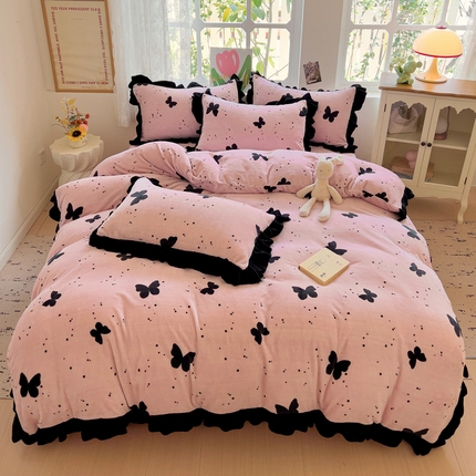 91家纺网 家纺一手货源 找家纺 迪梦姿家纺 2025新款牛奶绒印花韩版四件套 蝴蝶粉