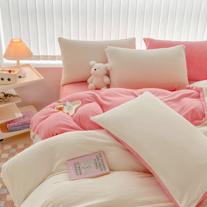 91家纺网 家纺一手货源 找家纺 言熙居 2024新款纯色双拼30克8一9斤牛奶绒四件套 奶白拼浅粉