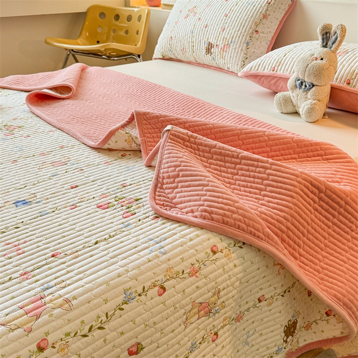 91家纺网 家纺一手货源 找家纺 2024新款全棉卡通印花宝宝绒双拼床盖床垫 兔熊宝贝