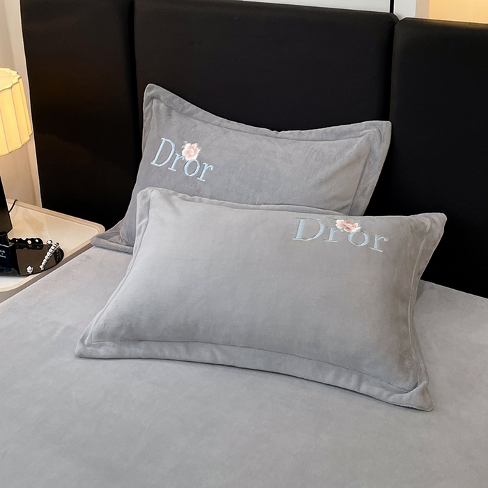 91家纺网 家纺一手货源 找家纺 蕾诺家纺 2024新款牛奶绒刺绣纯色亲肤保暖四件套 高级灰