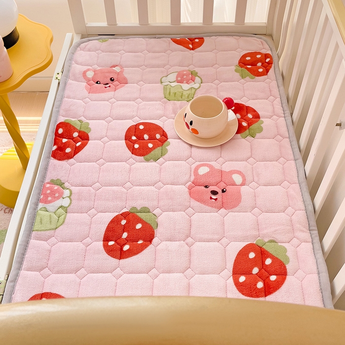 91家纺网 家纺一手货源 找家纺 富馨莱 2024新款牛奶绒幼儿园床垫加厚5D透气 草莓粉