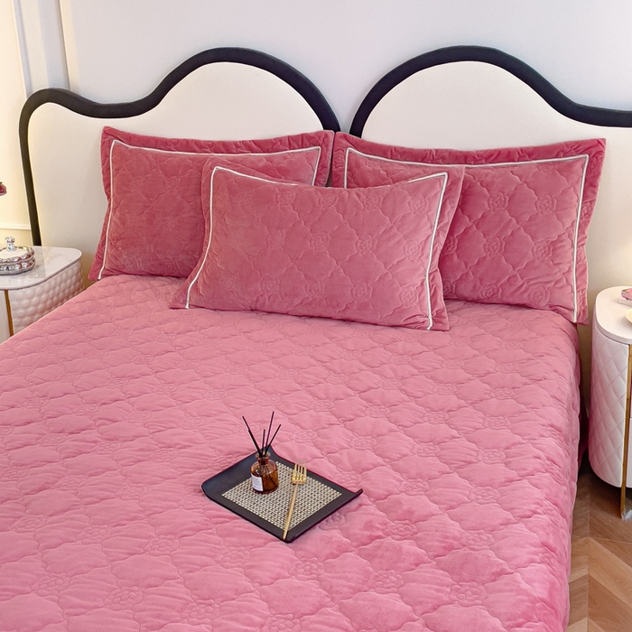 91家纺网 家纺一手货源 找家纺 优乐家纺 2025新款高克重宝宝绒夹棉床盖系列单枕套 爱丽丝-魅力豆沙