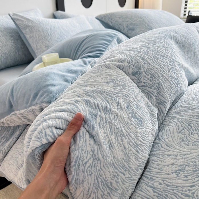 91家纺网 家纺一手货源 找家纺 2024新款A类双色立体浮雕牛奶绒加厚四件套 肌理纹-月光蓝