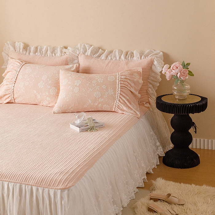 91家纺网 家纺一手货源 找家纺 胜权家纺 2024秋冬新款5D雕花着色牛奶绒法式奶油风夹棉单床裙 蜜粉