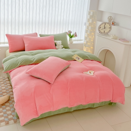 91家纺网 家纺一手货源 找家纺 言熙居 2024新款纯色双拼30克8一9斤牛奶绒四件套 浅粉拼果绿