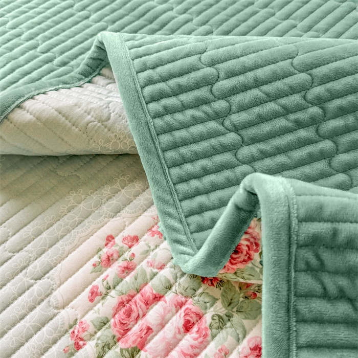 91家纺网 家纺一手货源 找家纺 2024新款全棉卡通印花宝宝绒双拼床盖床垫 心心相印