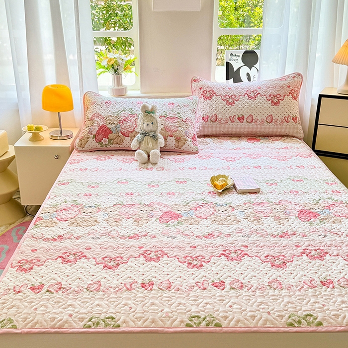 91家纺网 家纺一手货源 找家纺 美达家纺 2025新款A类全棉夹棉洛丽塔系列地垫床垫床褥 小熊草莓派