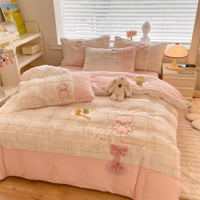 91家纺网 家纺一手货源 找家纺 绒棉世家 2025新款A类獭兔毛高端兔兔绒工艺款四件套-小熊系列 蝴蝶小熊-粉