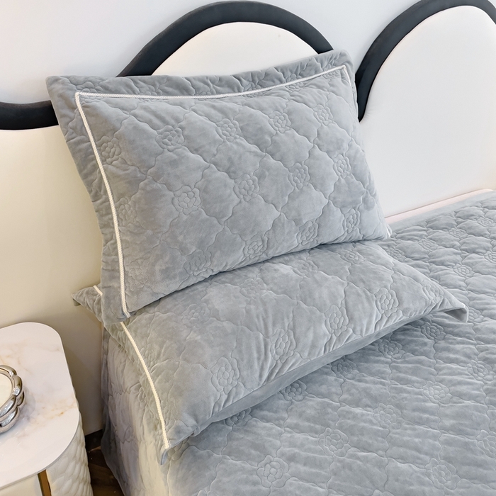 91家纺网 家纺一手货源 找家纺 优乐家纺 2025新款高克重宝宝绒夹棉床盖系列单枕套 爱丽丝-贵族灰