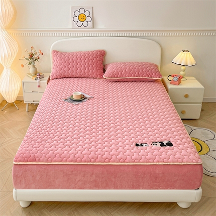 91家纺网 家纺一手货源 找家纺 （总）2024新款A类牛奶绒刺绣夹棉床笠-小熊猫