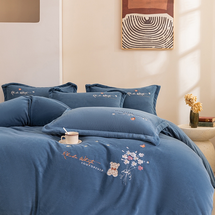 91家纺网 家纺一手货源 找家纺 绒博士 2024新款220克牛奶绒秋冬保暖四件套-花颜小熊 花颜小熊-幽兰