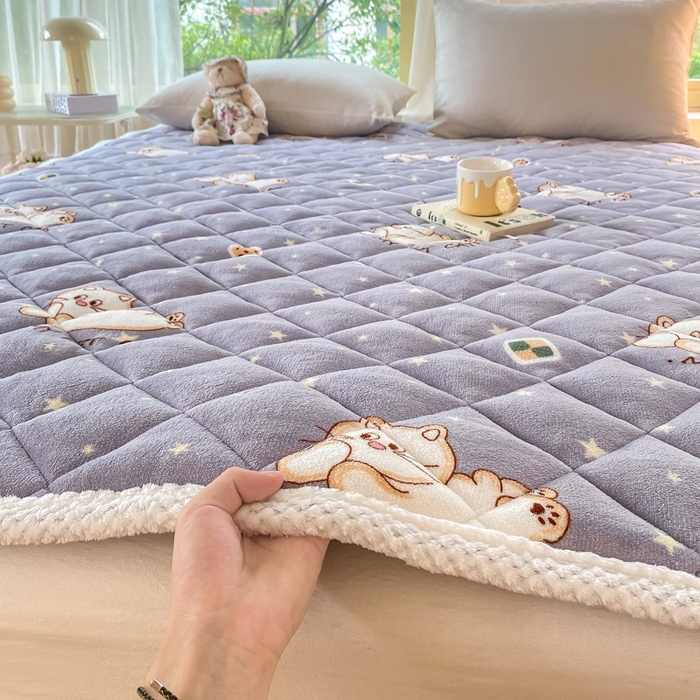 91家纺网 家纺一手货源 找家纺 正邦家纺 2024新款牛奶绒床垫小清新加厚床褥保暖宽包边可机洗床护垫床褥 猫咪宝贝