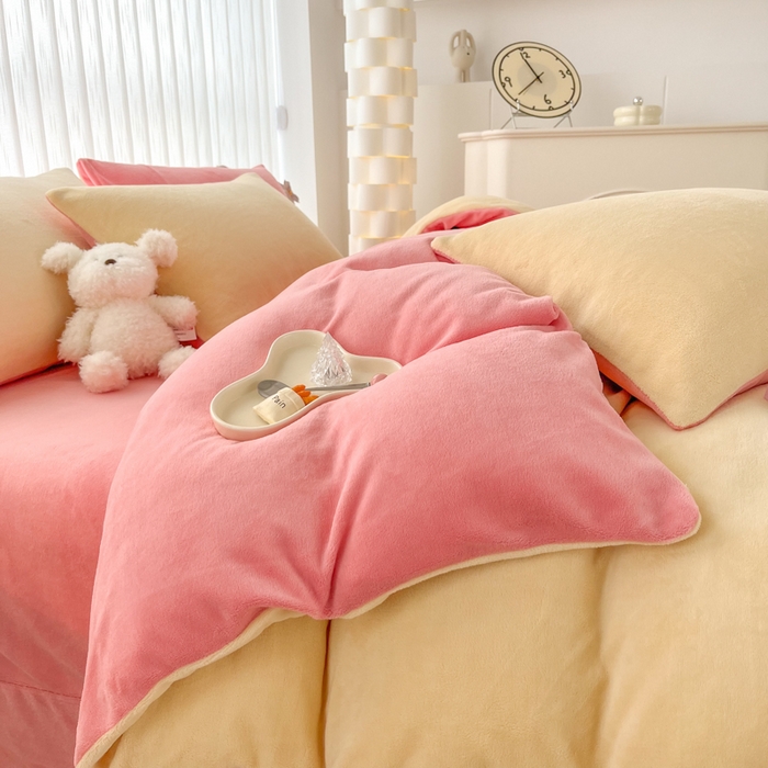 91家纺网 家纺一手货源 找家纺 言熙居 2024新款纯色双拼30克8一9斤牛奶绒四件套 奶黄拼浅粉