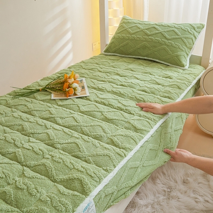 91家纺网 家纺一手货源 找家纺 2025塔芙绒加厚保暖床笠学生宿舍单人双人夹棉床笠保护套 青竹绿