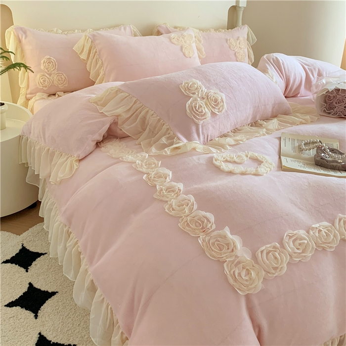 91家纺网 家纺一手货源 找家纺 富盛家纺 2024新款牛奶绒盘花刺绣四件套-玫瑰花园 玫瑰花园-粉