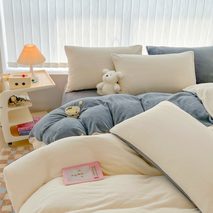 91家纺网 家纺一手货源 找家纺 言熙居 2024新款纯色双拼30克8一9斤牛奶绒四件套 奶白拼浅灰