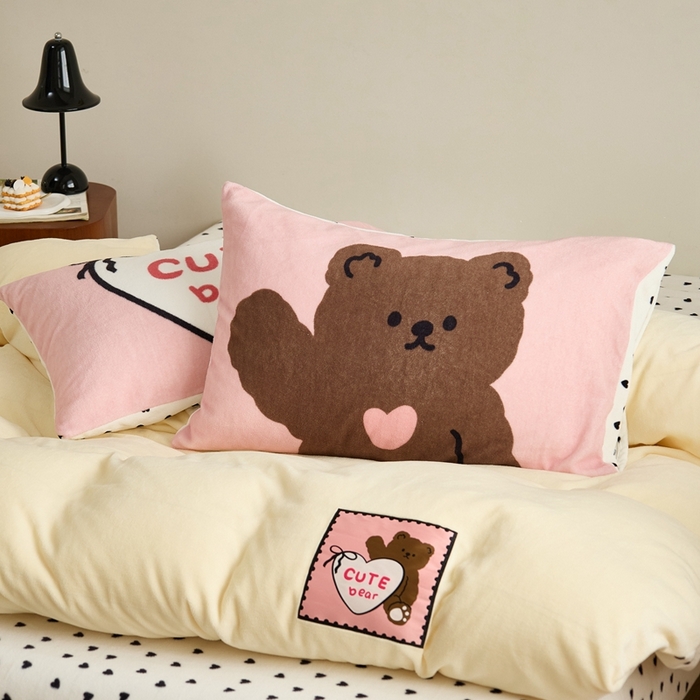 91家纺网 家纺一手货源 找家纺 呗旺鹿 2024新款加厚保暖设计师款高克重牛奶绒贴标款四件套【原创】 贴标款-爱心芝士熊