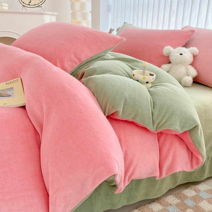 91家纺网 家纺一手货源 找家纺 言熙居 2024新款纯色双拼30克8一9斤牛奶绒四件套 浅粉拼果绿