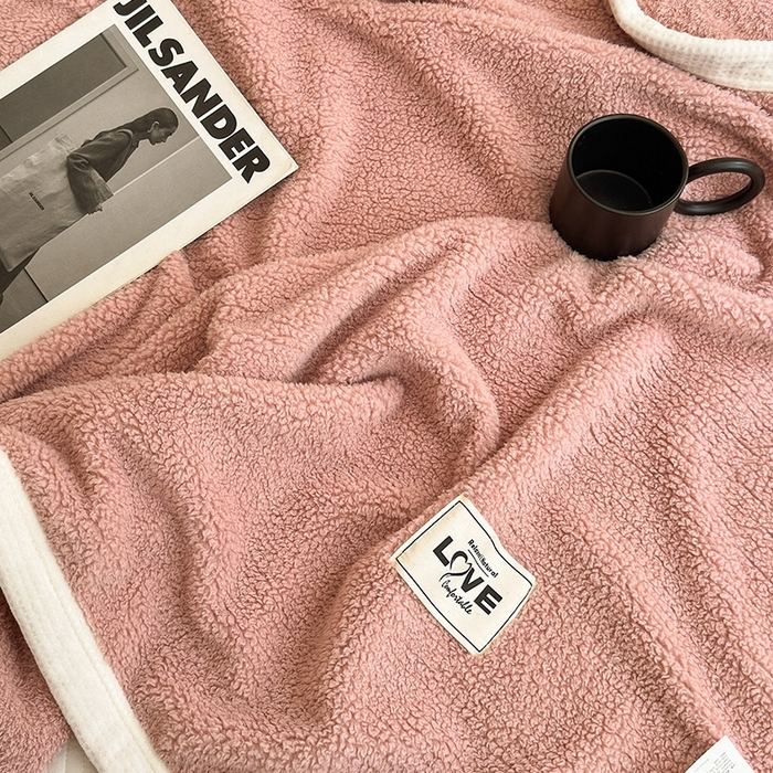 91家纺网 家纺一手货源 找家纺 沐棉 2024新款牛奶绒菠萝格包边羊羔绒泰迪绒毛毯-静物图 豆沙色