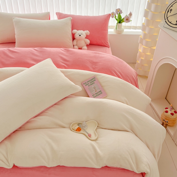 91家纺网 家纺一手货源 找家纺 言熙居 2024新款纯色双拼30克8一9斤牛奶绒四件套 奶白拼浅粉