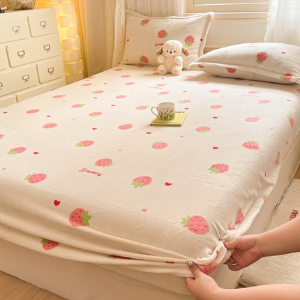 91家纺网 家纺一手货源 找家纺 川悦生活 2024新款加厚牛奶绒印花单床笠 床笠香甜草莓