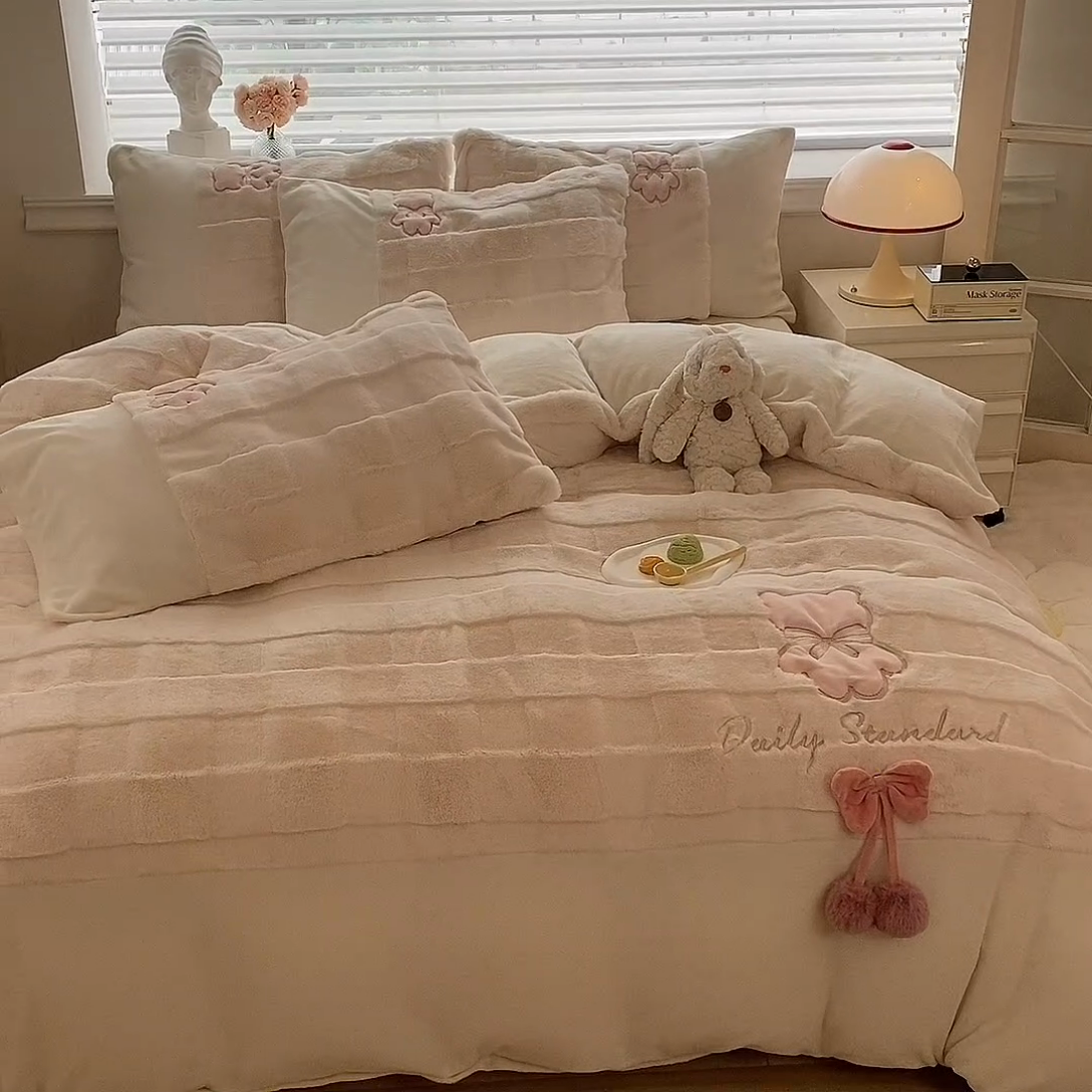 91家纺网 家纺一手货源 找家纺 绒棉世家 2025新款A类獭兔毛高端兔兔绒工艺款四件套-小熊系列 蝴蝶小熊-玉色