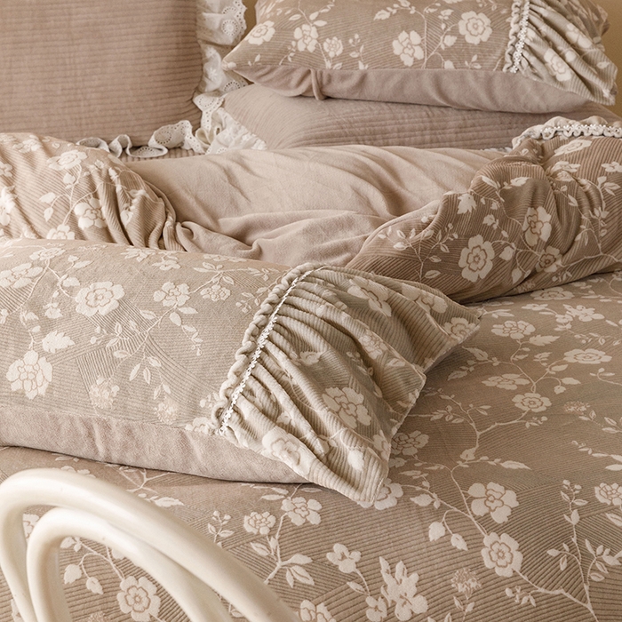 91家纺网 家纺一手货源 找家纺 （总）胜权家纺 2024秋冬新款5D雕花着色牛奶绒法式奶油风夹棉床裙四件套