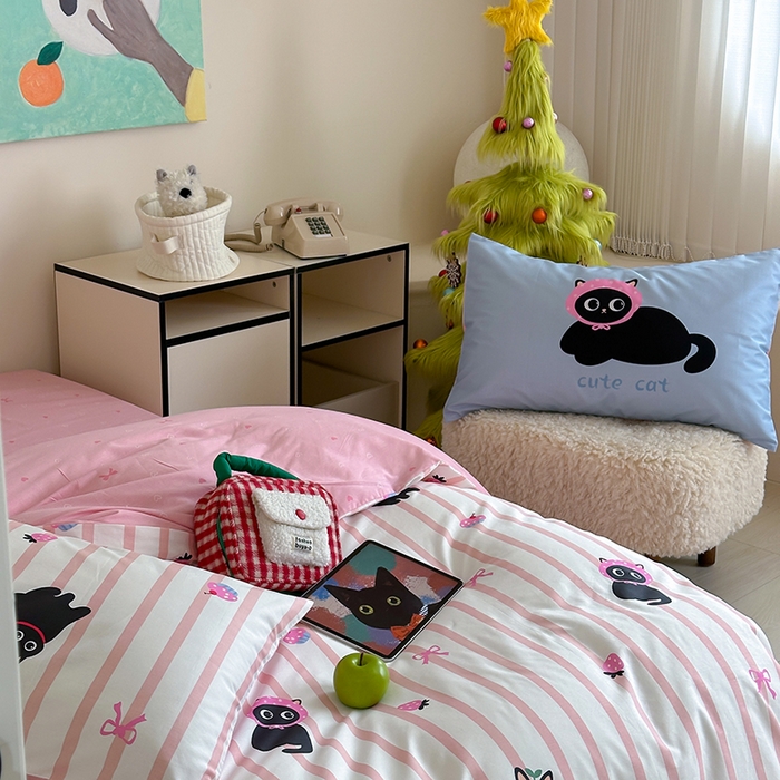 91家纺网 家纺一手货源 找家纺 2024新款40支13372全棉数码大版趣味系列四件套 粉条黑猫