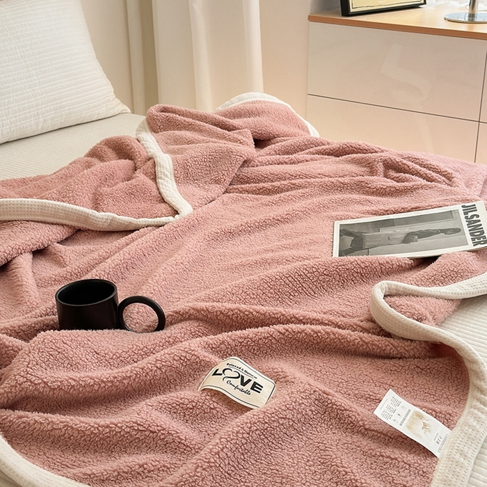 91家纺网 家纺一手货源 找家纺 沐棉 2024新款牛奶绒菠萝格包边羊羔绒泰迪绒毛毯-静物图 豆沙色