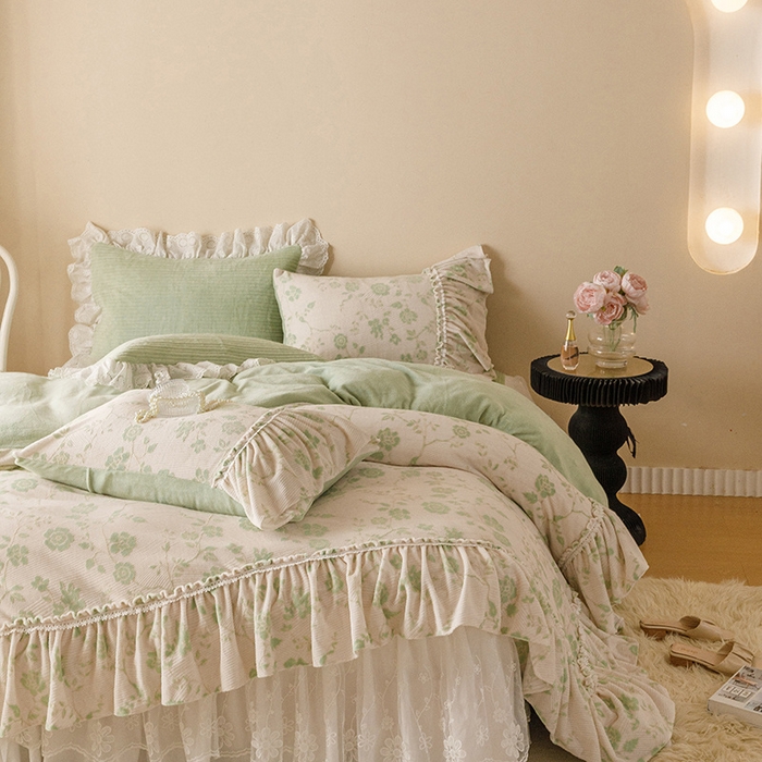 91家纺网 家纺一手货源 找家纺 胜权家纺 2024秋冬新款5D雕花着色牛奶绒法式奶油风夹棉床裙四件套 新绿