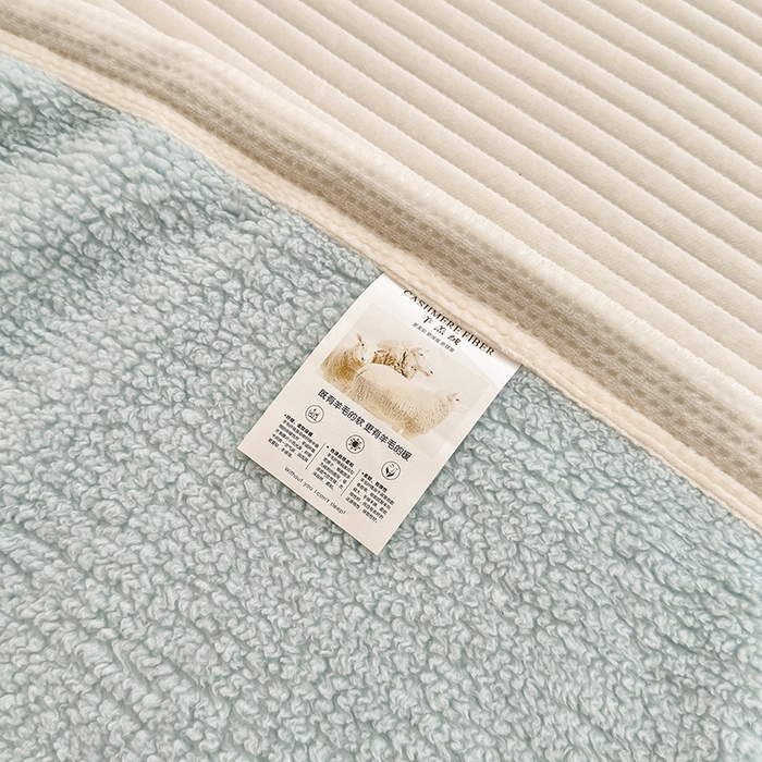 91家纺网 家纺一手货源 找家纺 沐棉 2024新款牛奶绒菠萝格包边羊羔绒泰迪绒毛毯-静物图 湖蓝色