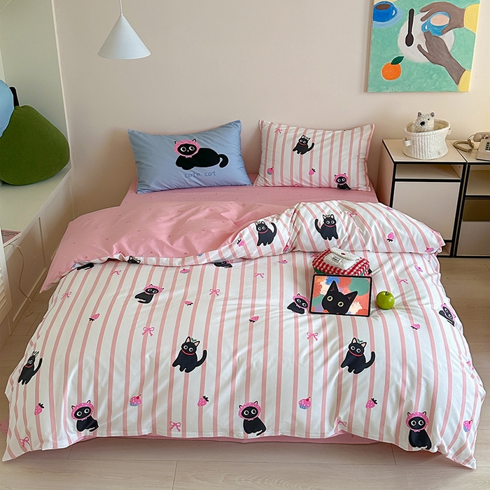 91家纺网 家纺一手货源 找家纺 2024新款40支13372全棉数码大版趣味系列四件套 粉条黑猫