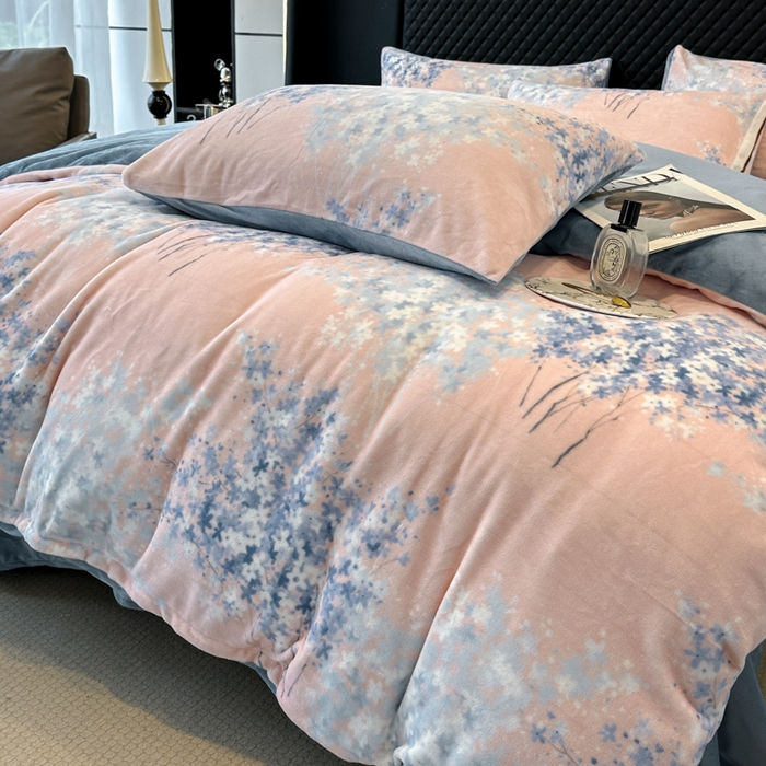 91家纺网 家纺一手货源 找家纺 晚安 2024新款小清新印花牛奶绒大版花牛奶绒四件套 薰衣草