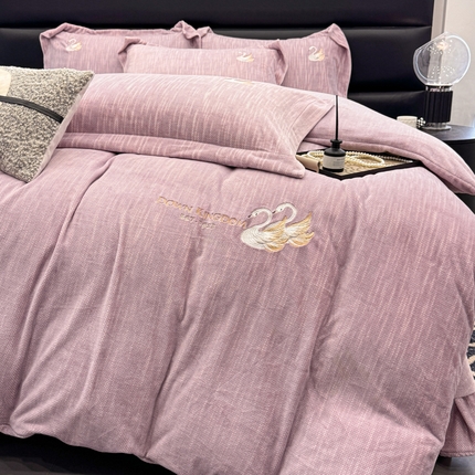 91家纺网 家纺一手货源 找家纺 （总）棠薇家纺 2025新款全消光牛奶绒肌理纹加厚四件套-刺绣天鹅