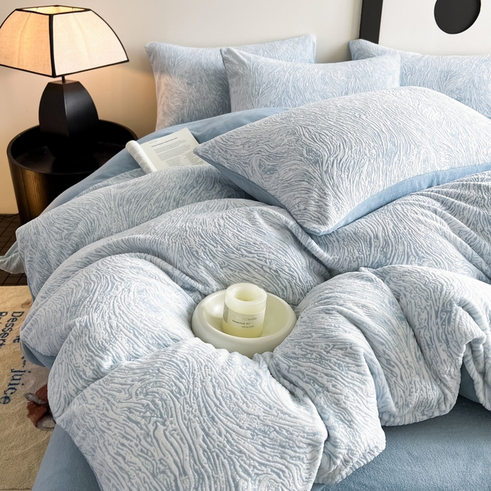 91家纺网 家纺一手货源 找家纺 2024新款A类双色立体浮雕牛奶绒加厚四件套 肌理纹-月光蓝