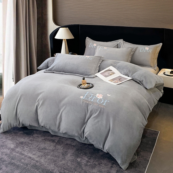 91家纺网 家纺一手货源 找家纺 蕾诺家纺 2024新款牛奶绒刺绣纯色亲肤保暖四件套 高级灰