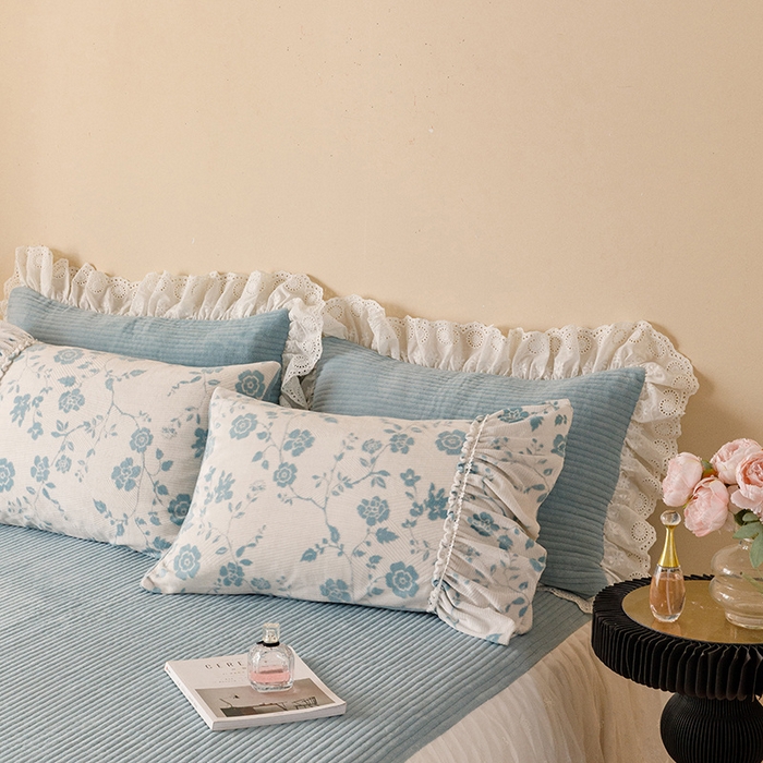 91家纺网 家纺一手货源 找家纺 胜权家纺 2024秋冬新款5D雕花着色牛奶绒法式奶油风夹棉单床裙 雾蓝