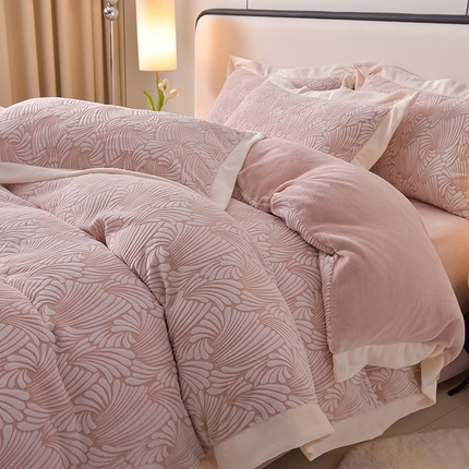 91家纺网 家纺一手货源 找家纺 （总）迪梦姿家纺 2025新款立体雕花牛奶绒宽边四件套