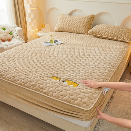 91家纺网 家纺一手货源 找家纺 （总）2024新款A类牛奶绒刺绣夹棉床笠-小柯基