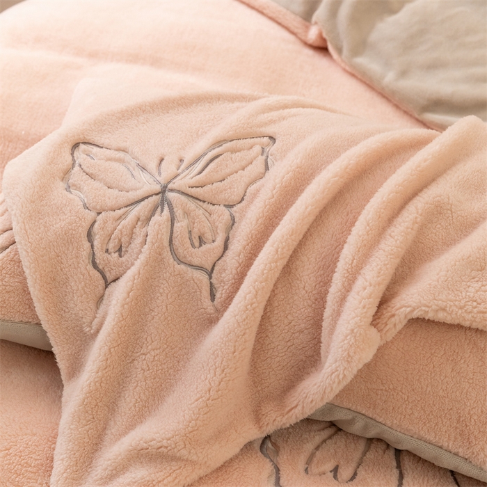 91家纺网 家纺一手货源 找家纺 2024新保暖-秋冬A类南极绒刺绣四件套-蝶羽系列 蝶羽-粉芋糯灰