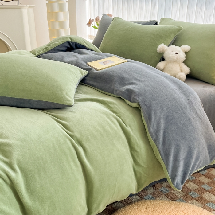 91家纺网 家纺一手货源 找家纺 言熙居 2024新款纯色双拼30克8一9斤牛奶绒四件套 深绿拼浅灰