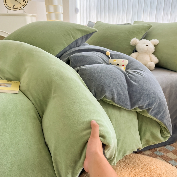 91家纺网 家纺一手货源 找家纺 言熙居 2024新款纯色双拼30克8一9斤牛奶绒四件套 深绿拼浅灰