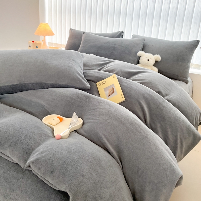 91家纺网 家纺一手货源 找家纺 言熙居 2024新款纯色双拼30克8一9斤牛奶绒四件套 浅灰