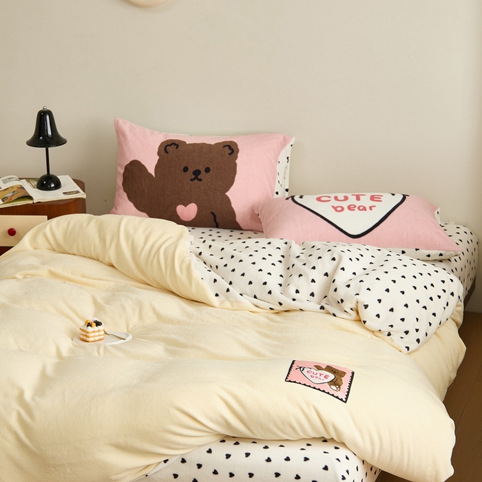 91家纺网 家纺一手货源 找家纺 呗旺鹿 2024新款加厚保暖设计师款高克重牛奶绒贴标款四件套【原创】 贴标款-爱心芝士熊