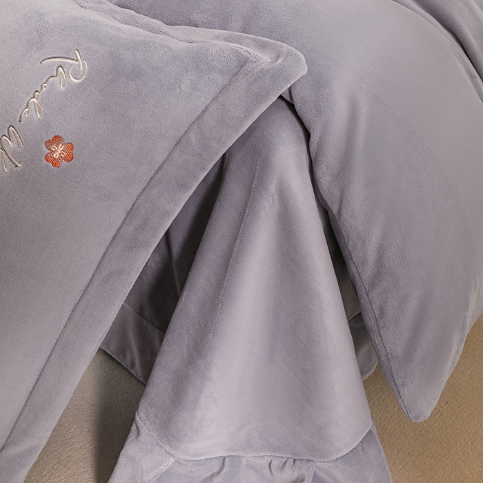 91家纺网 家纺一手货源 找家纺 绒博士 2024新款220克牛奶绒秋冬保暖四件套-花颜小熊 花颜小熊-灰色