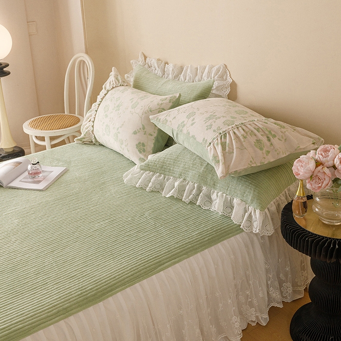 91家纺网 家纺一手货源 找家纺 胜权家纺 2024秋冬新款5D雕花着色牛奶绒法式奶油风夹棉单床裙 新绿