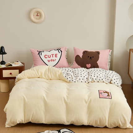 91家纺网 家纺一手货源 找家纺 呗旺鹿 2024新款加厚保暖设计师款高克重牛奶绒贴标款四件套【原创】 贴标款-爱心芝士熊