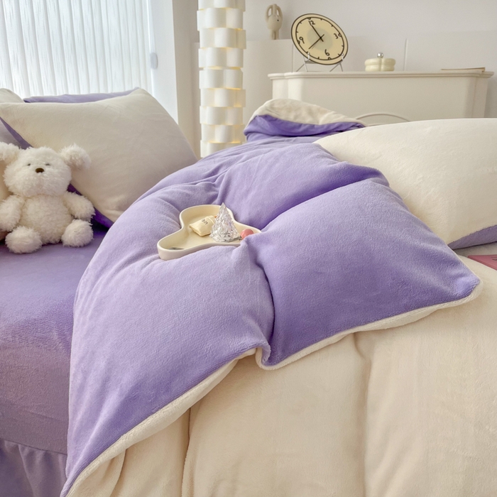 91家纺网 家纺一手货源 找家纺 言熙居 2024新款纯色双拼30克8一9斤牛奶绒四件套 奶白拼浅紫